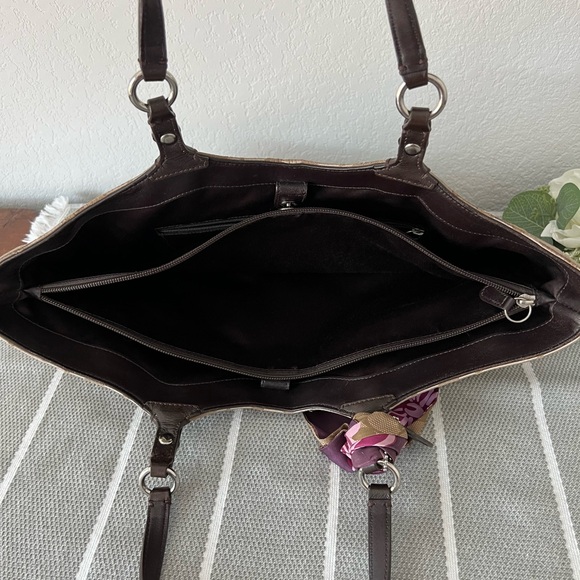 Coach purse with classic C - Picture 8 of 9